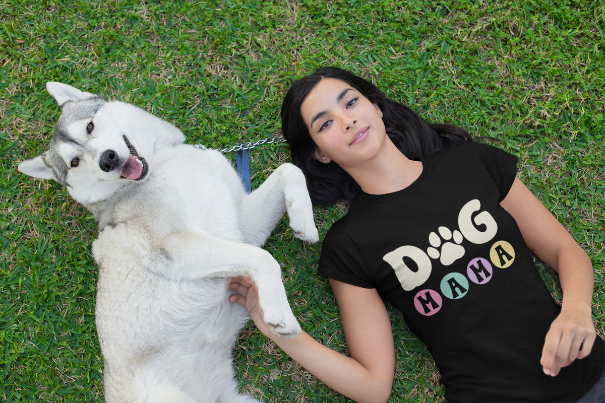 T-Shirt Geschenk für Hundeliebhaber – Frau mit „Dog Mama“ Shirt von Shirt-Liebe.de liegt auf der Wiese mit Husky – personalisiertes Hunde T-Shirt für Frauen